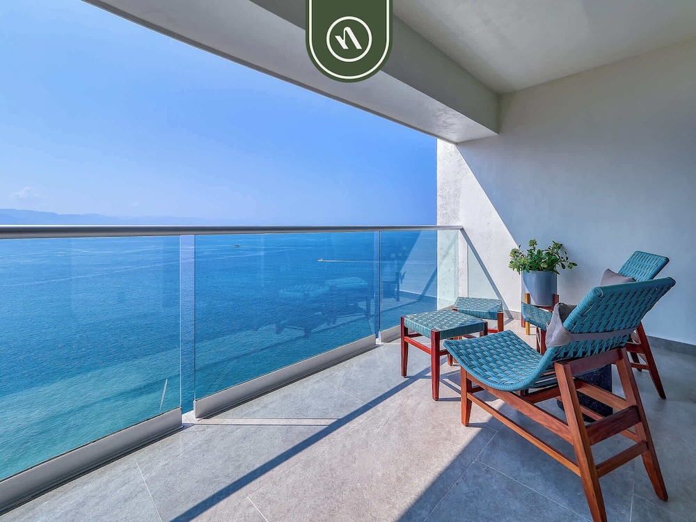 Luxury Oceanfront 3 BR Condo - Pools