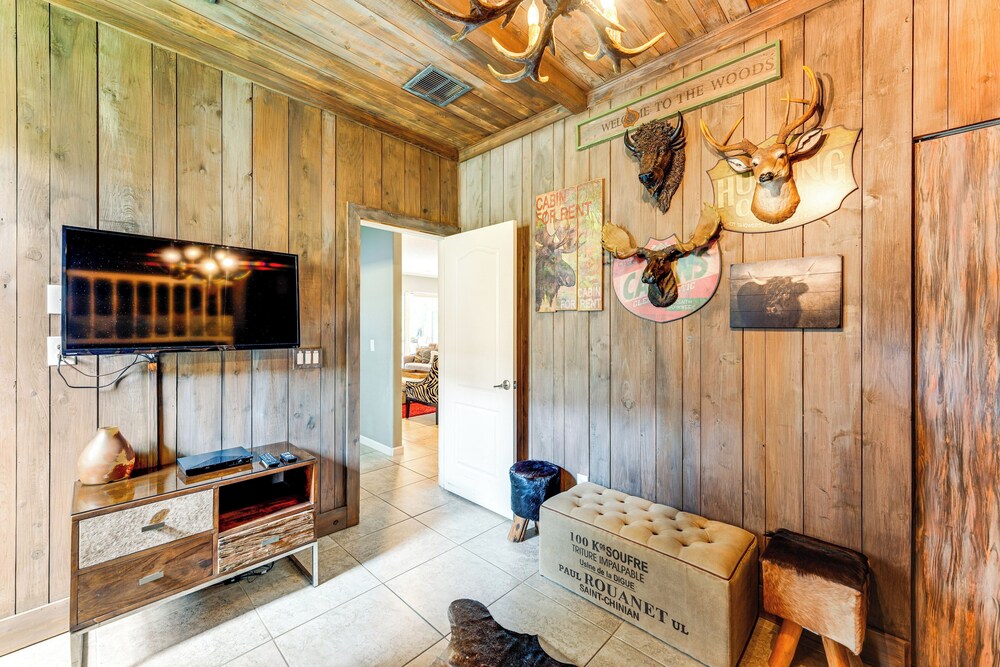 Themed Rooms, Pool & More! Custom Davenport Villa