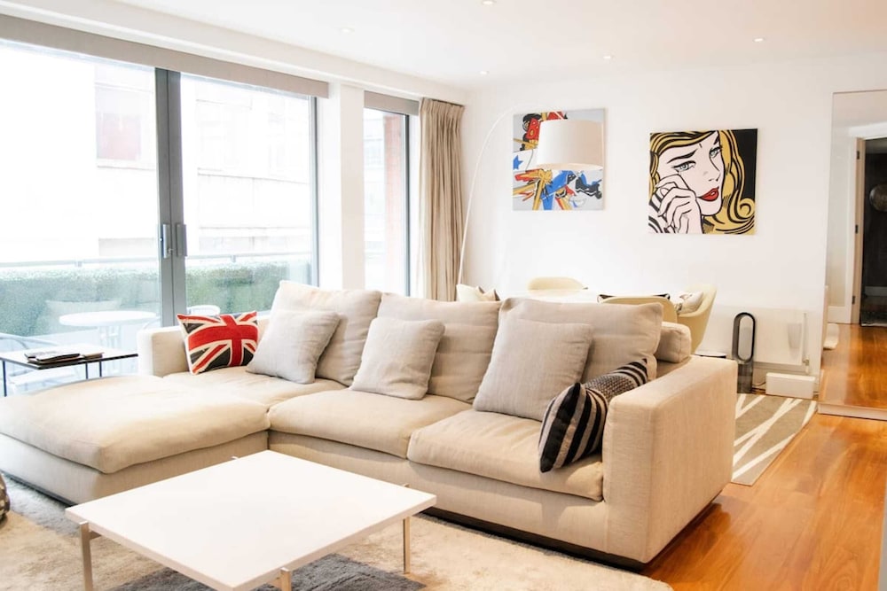 Modern 2 Bedroom With Balcony Near Oxford Street
