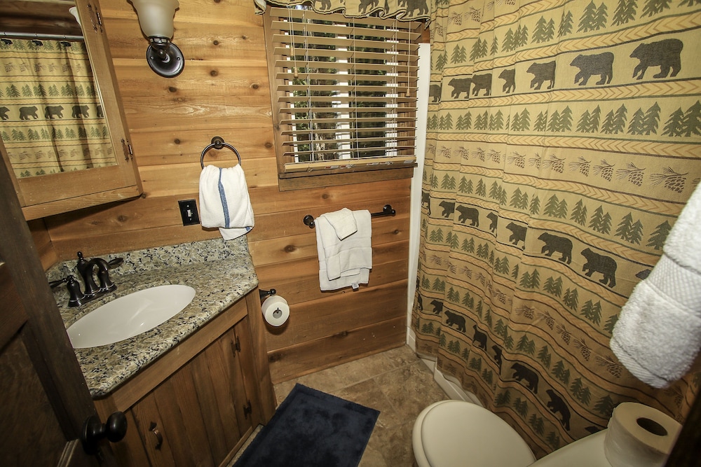 Our Mountain Hideaway 2 Bedroom Home by RedAwning