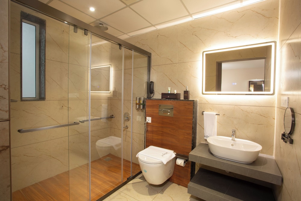 Le Crown Hotel