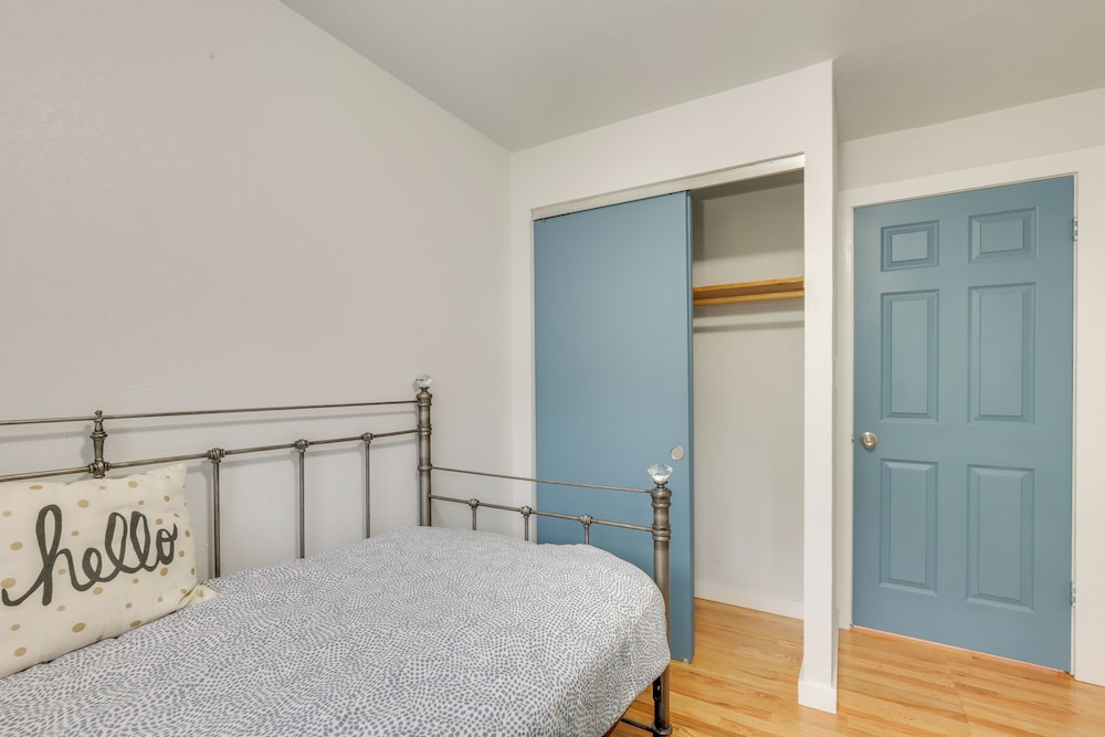 7 Mi to Dtwn: Pet-friendly Abode in Seattle!