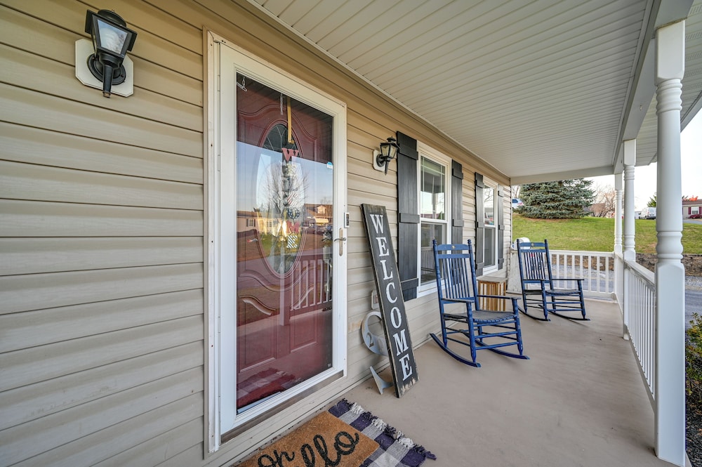 Large Family Home: 5 Mi to Dtwn Hagerstown!