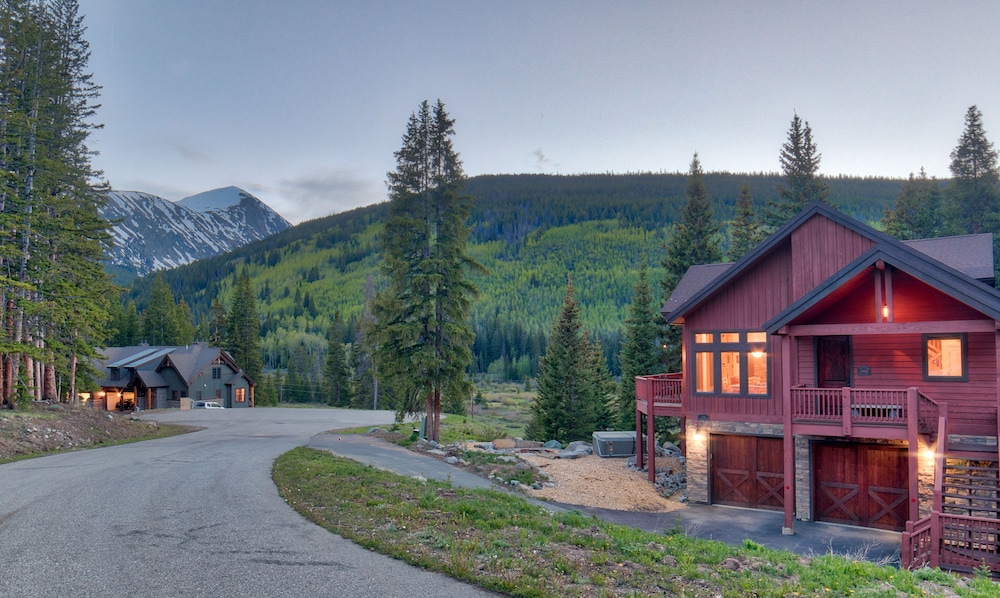 Moose Meadow Retreat Private Home with Hot Tub