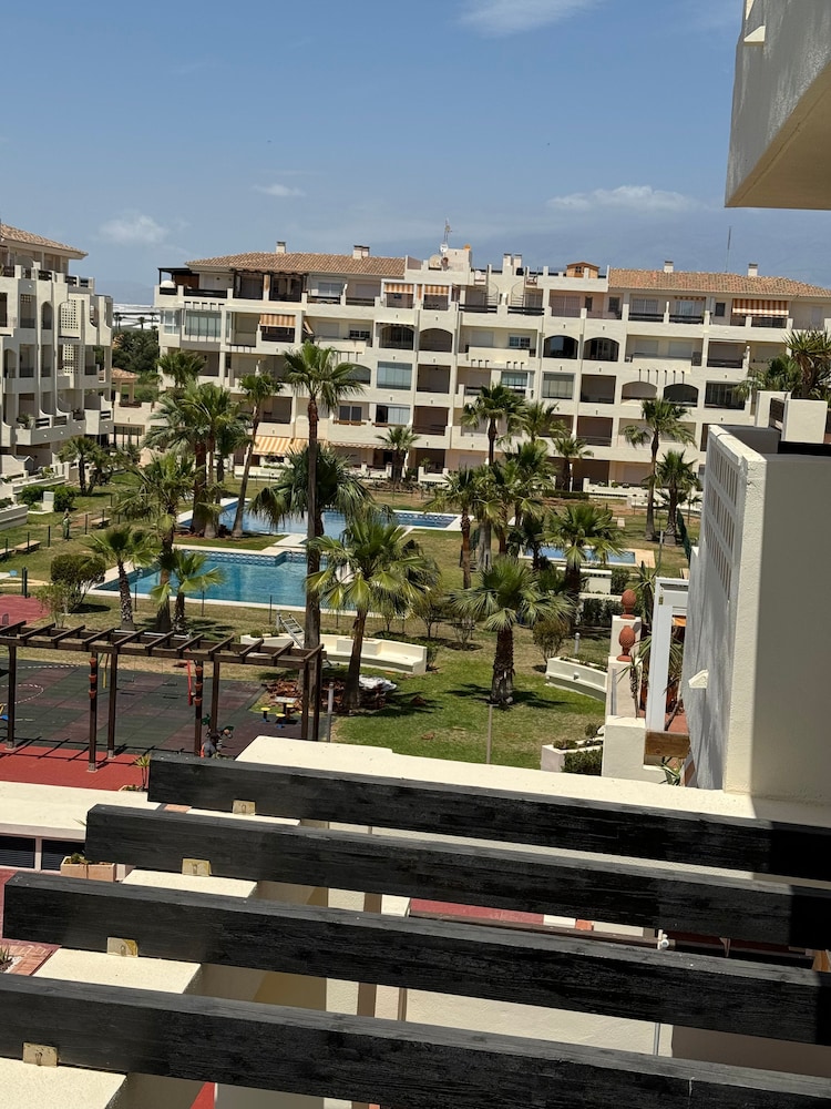 Beautiful 2 Bedroom 2 Bathroom Apartment With Several Pools