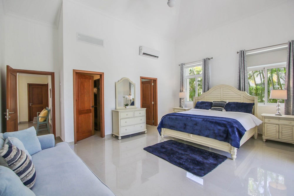 Luxury Golf Villa in Bavaro Cocotal Palma Real Pool Jacuzzi Staff