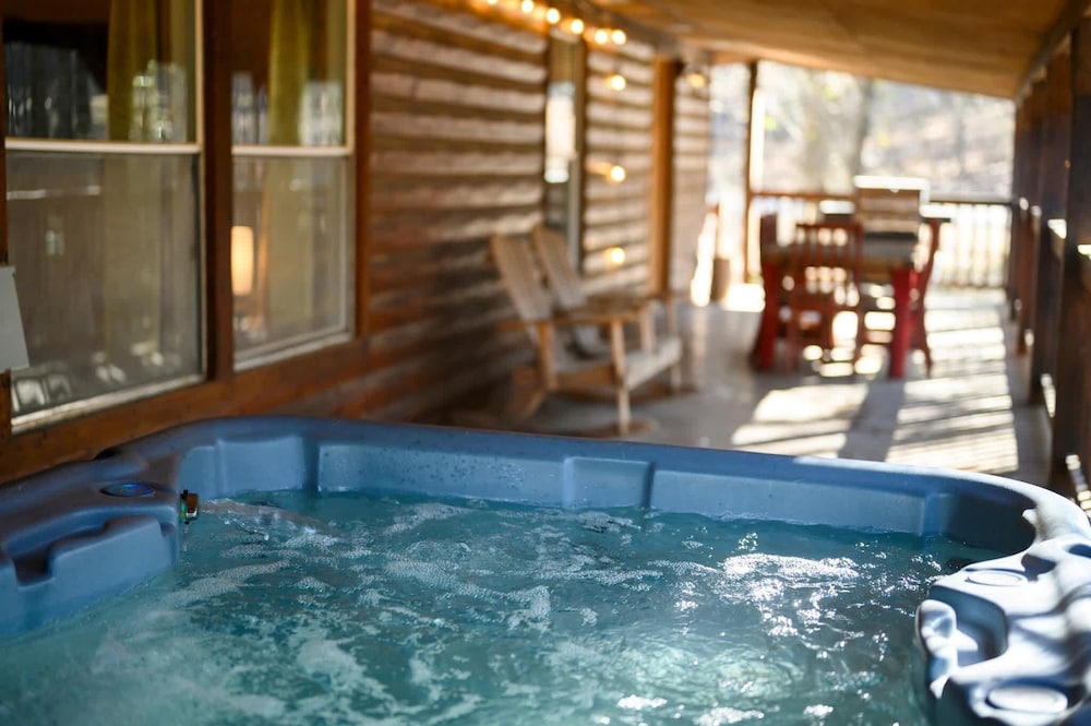 Outlaw Rose Cabin for 8!