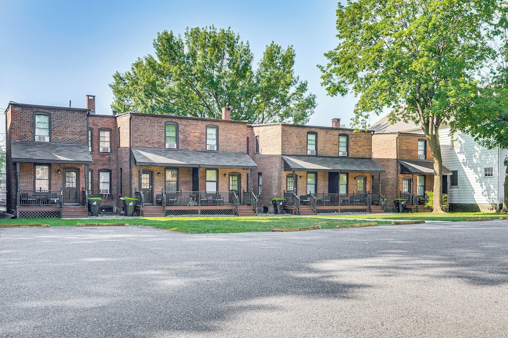 Stay & Play in Dtwn Stroudsburg: Updated Townhouse