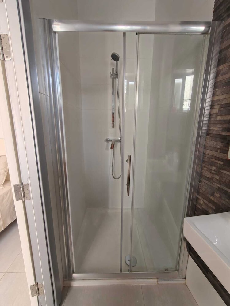 Twin Room with Laundry in Pembroke