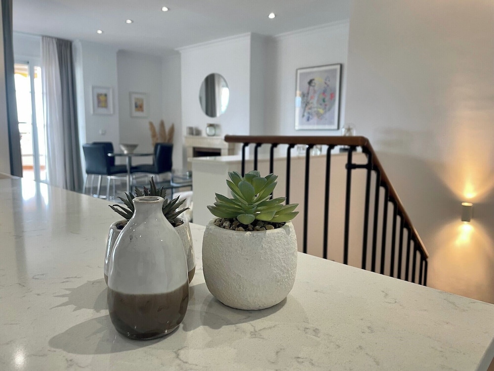2-bed Sea View Apt, 10 Mins From Puerto Banus