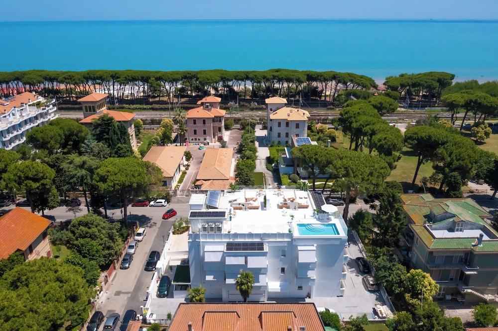 Pineto suites Ac pool and Beach
