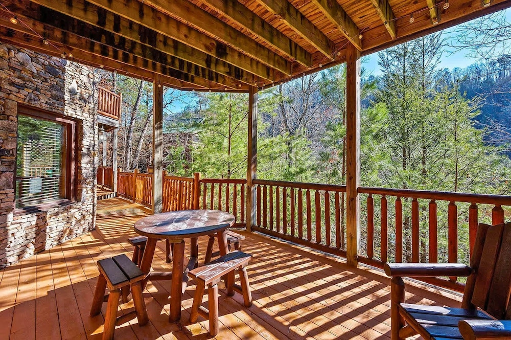 Knotty Pines - Lux Lodge Pool Theater Hot Tub