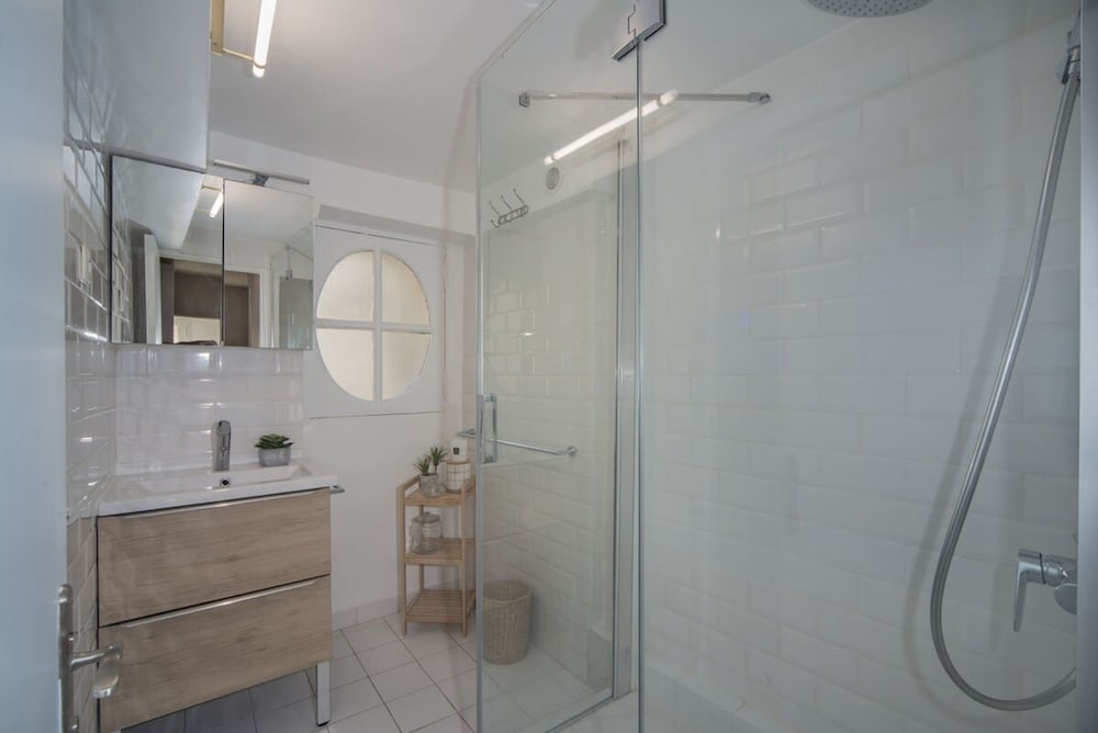 Classy Bourgeois Chic 2 Bedroom Apt in Le Marais