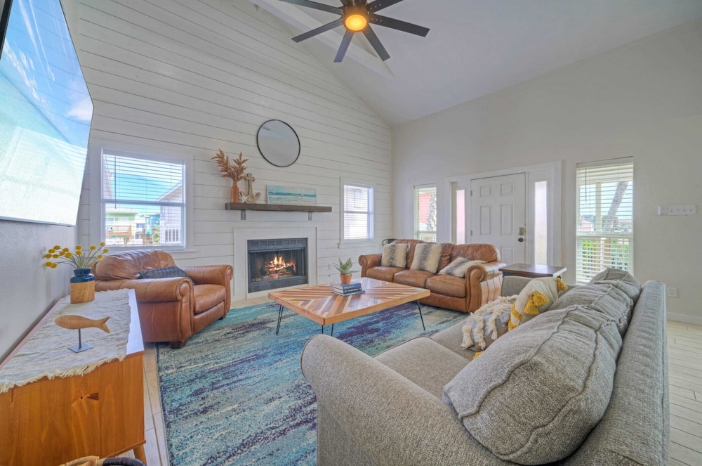 Sleeps 20! 2 Homes Near the Beach, Private Pools, Gameroom, Large Family Retreat
