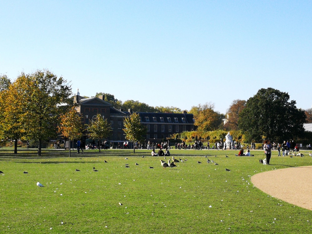 Kensington Palace by Underground station
