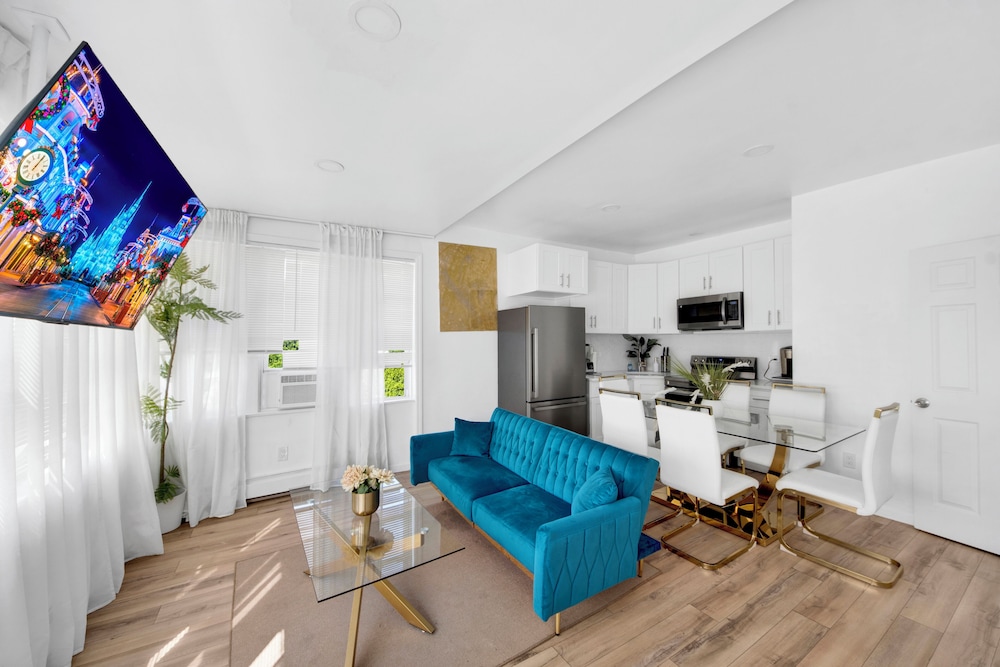 Luxury 3 BR Near NYC with Easy Parking