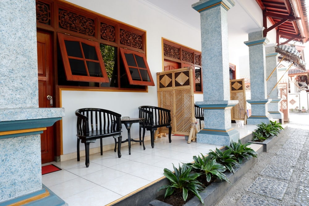 RedDoorz near Mayura Park Lombok view 2