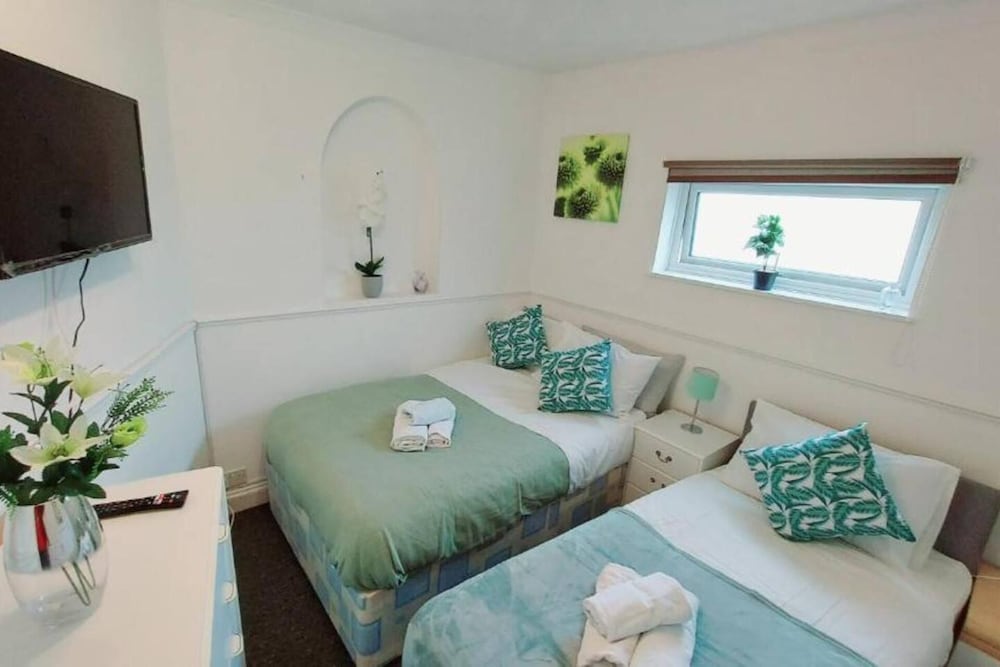 Gilling Villa Remarkable 4-bed House in Gillingham view 2