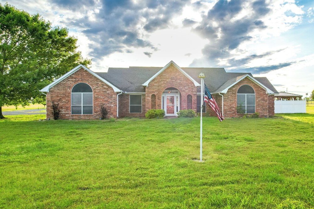 9 Mi to Lake Texoma: Calera Escape w/ Gazebo!