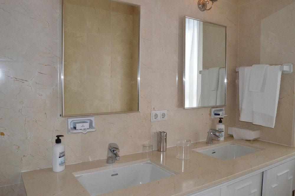 Amazing Beachfront Villa Heated Pool Marbella