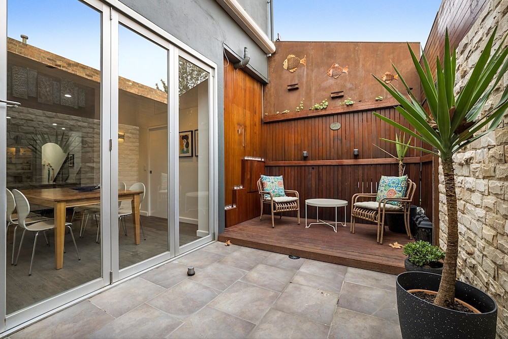 Unique 2- Storey Victorian Terrace Near Errol St