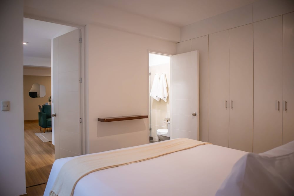 w Striking 1BR in Miraflores