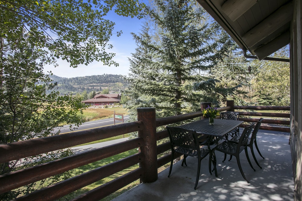 Chaparral at Deer Valley Resort - Three Bedroom Condo with Hot Tub #102 3 Condo