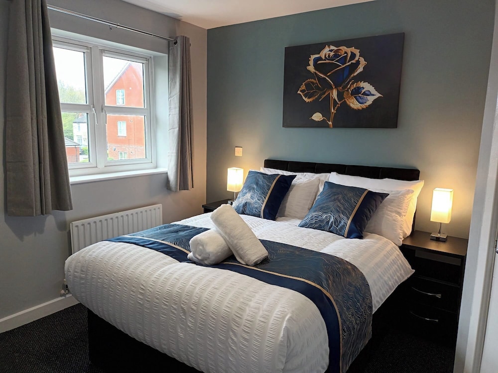 2 Bed House - Sleeps 6 - Parking - Wifi