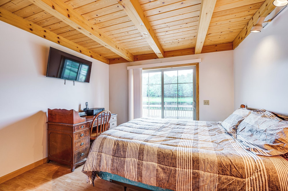5 Mi to Jay Peak Resort: Cabin w/ Pond Access!