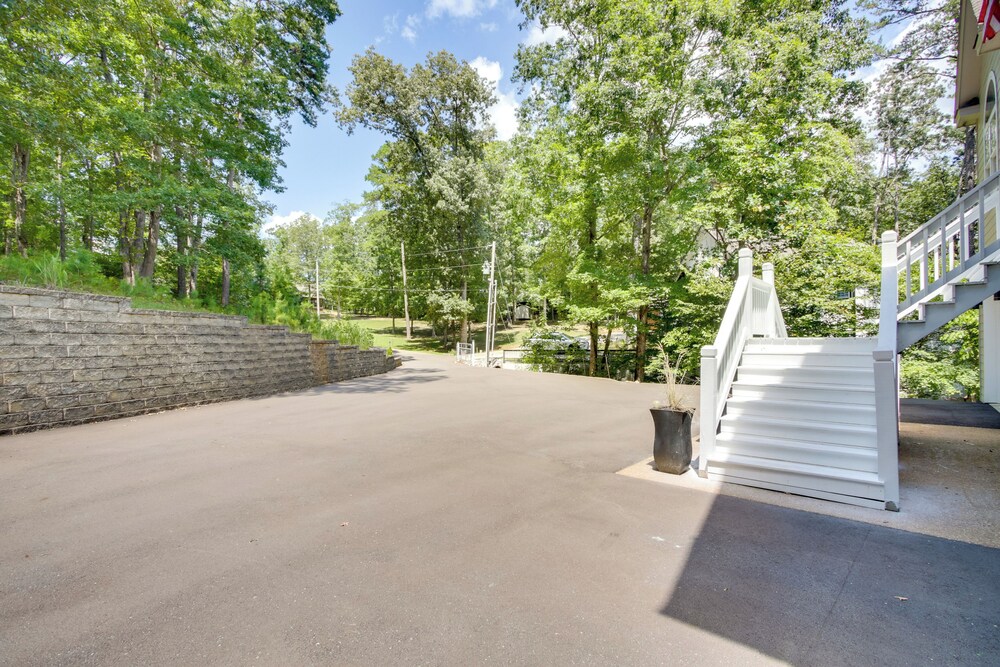3 Mi to Pickwick Lake: Spacious Family Getaway