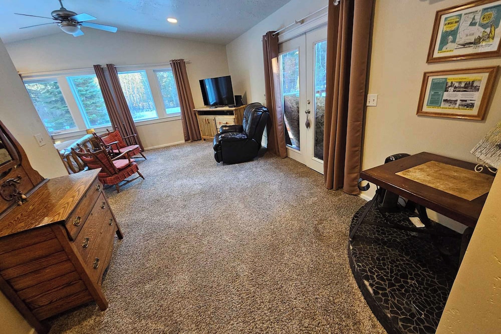 3BR House Near Skiing w/ Hot Tub
