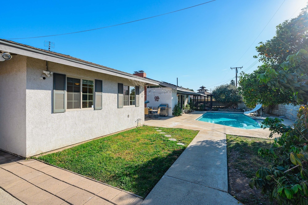 Luxury Estate With Sparkling Pool Elegant Amenities