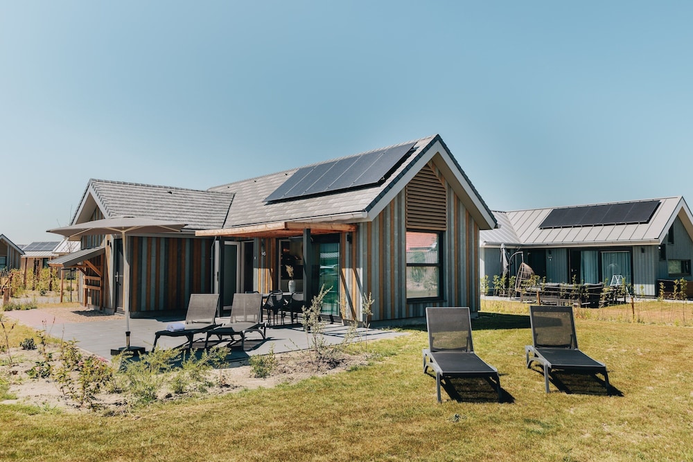 Lodge in Zeeland Near Nieuwvliet Beach