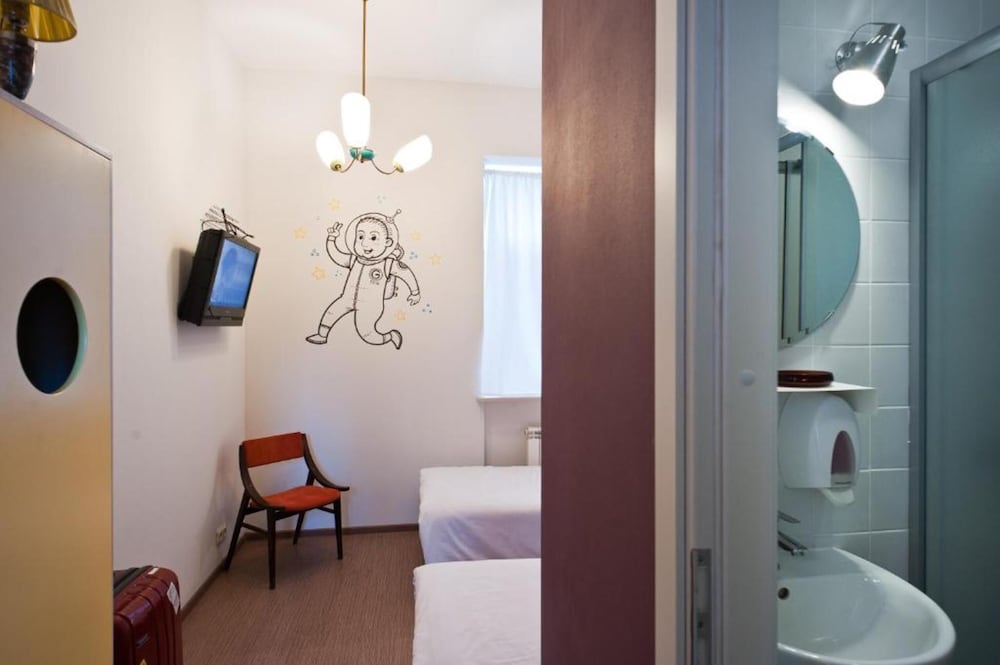 Hostel Friends Graffiti