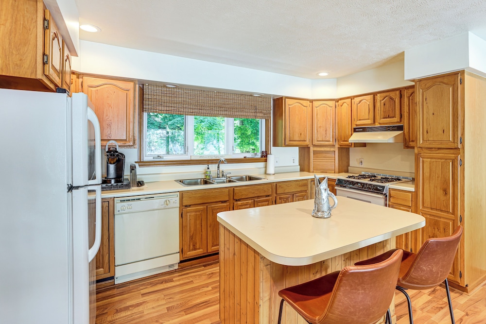 Waterfront Home on Duck Lake: 8 Mi to State Park!