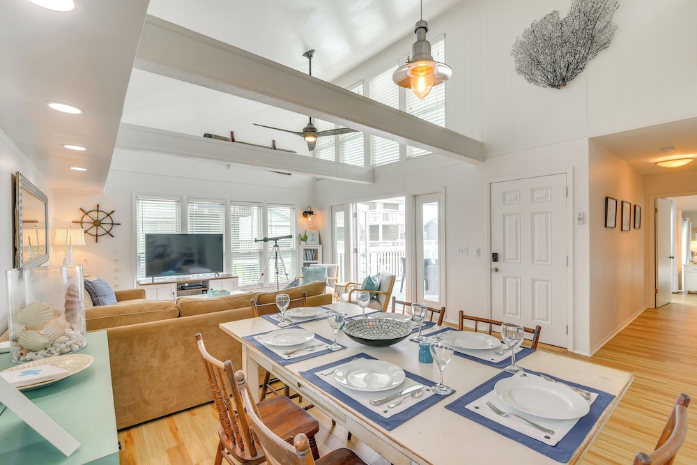 1 Block to Beach: Family Retreat in Galveston!