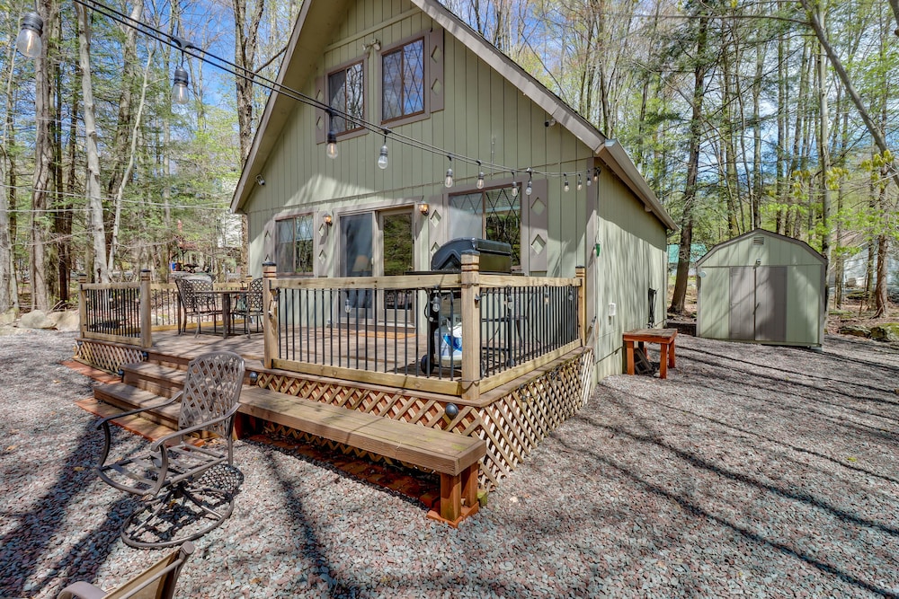 Poconos Vacation Rental 6 Mi to Lake Wallenpaupack view 5