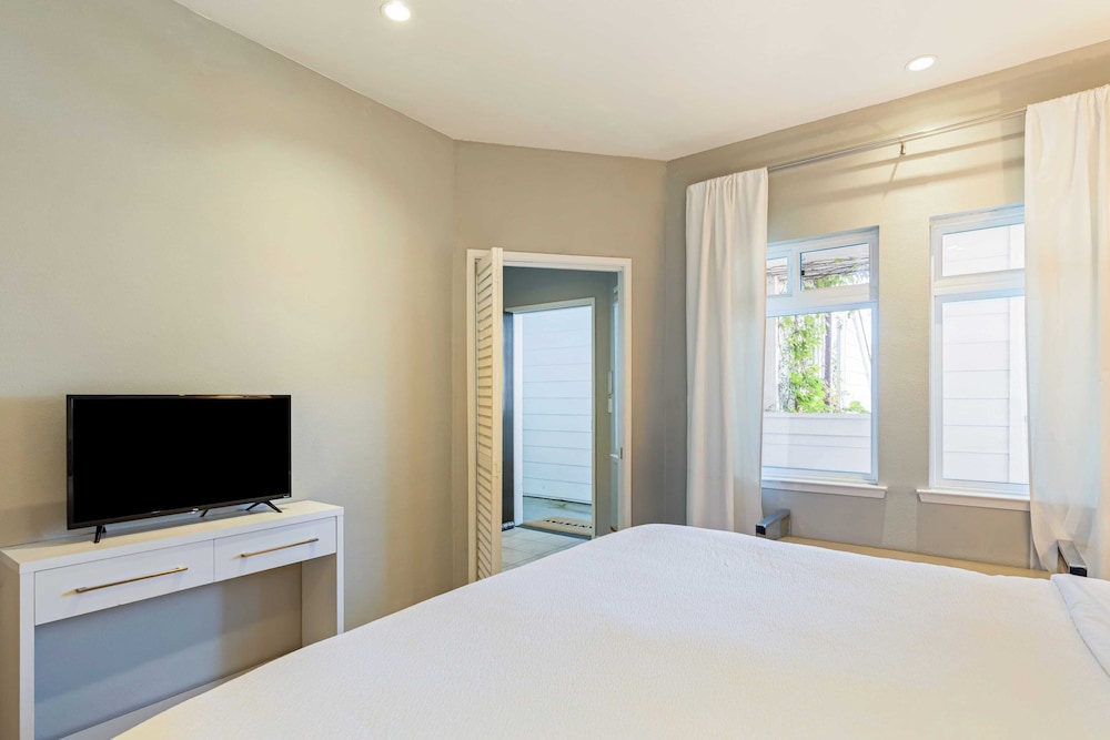 4 Cayucos Bungalows Steps to Beach, Sleeps 16, Pet Friendly