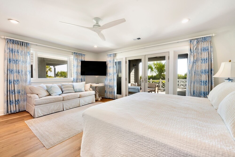 Pawleys Island Vacations - Spacious Oceanfront Villa With Elevator, Wifi, Library, Board Games, Sunroom, And Wine Refrigerator 4 Bedroom Villa by RedAwning - Property Image 3