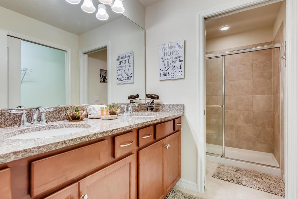 8843 GC - Windsor at Westside - Luxury 5 Beds Townhome - Image 4