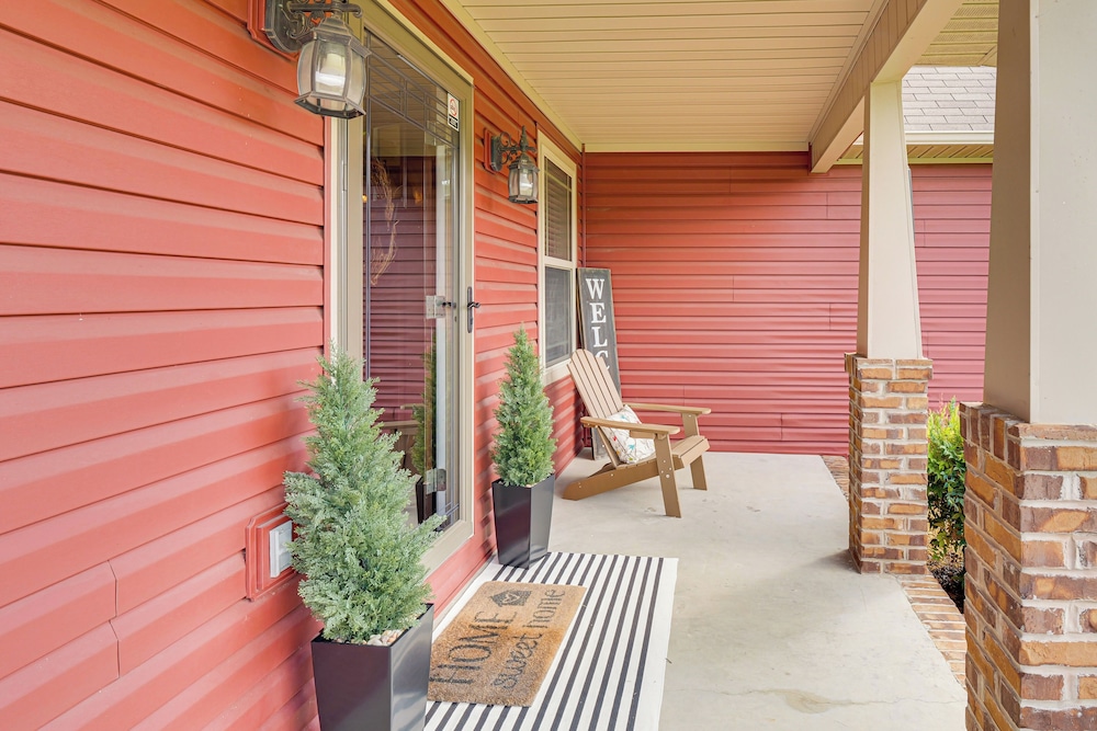 Hot Tub & Scenic Deck! Spacious Cookeville Retreat