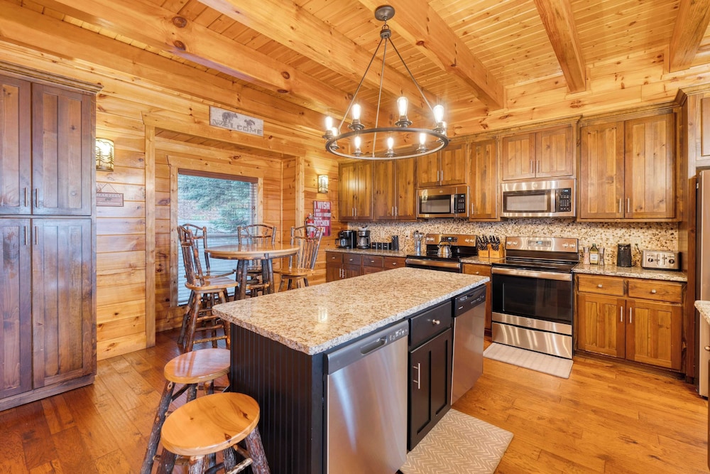 56-guest Retreat Panoramic Views, Hot Tubs, Game Room & Theater Seasonal Outdoor Pool Near Dollywood, Gatlinburg
