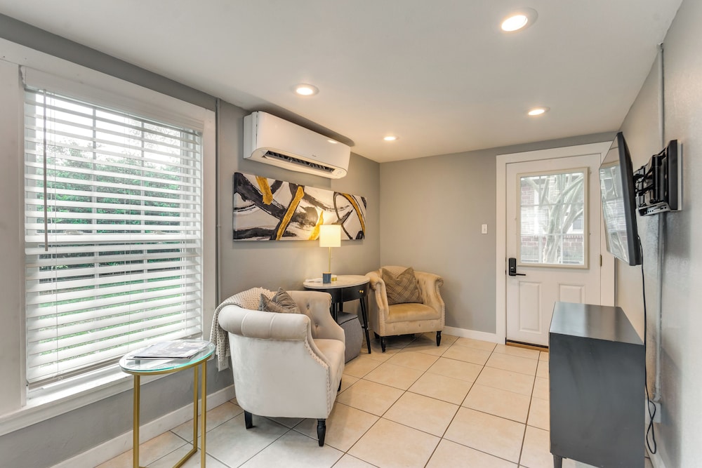 2 Mi to Dtwn Pensacola: Dog-friendly Apartment