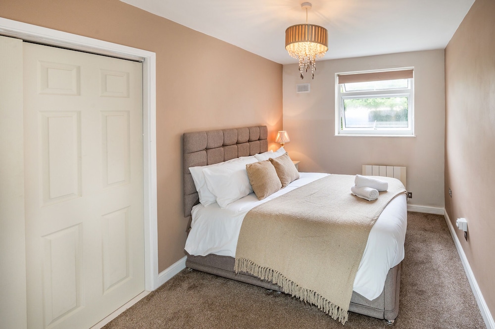 Stunning 2-bed Apartment in Windsor - Free Parking