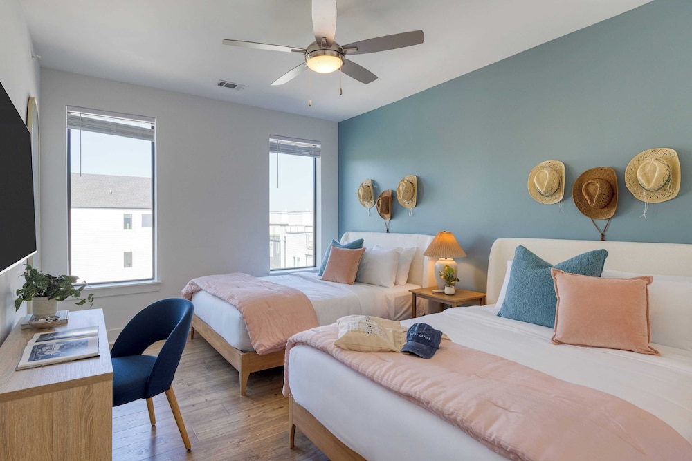 13 Modern Condos Near Downtown Nashville 26 Total Bedrooms, Sleeps 90 The Heights by Avantstay