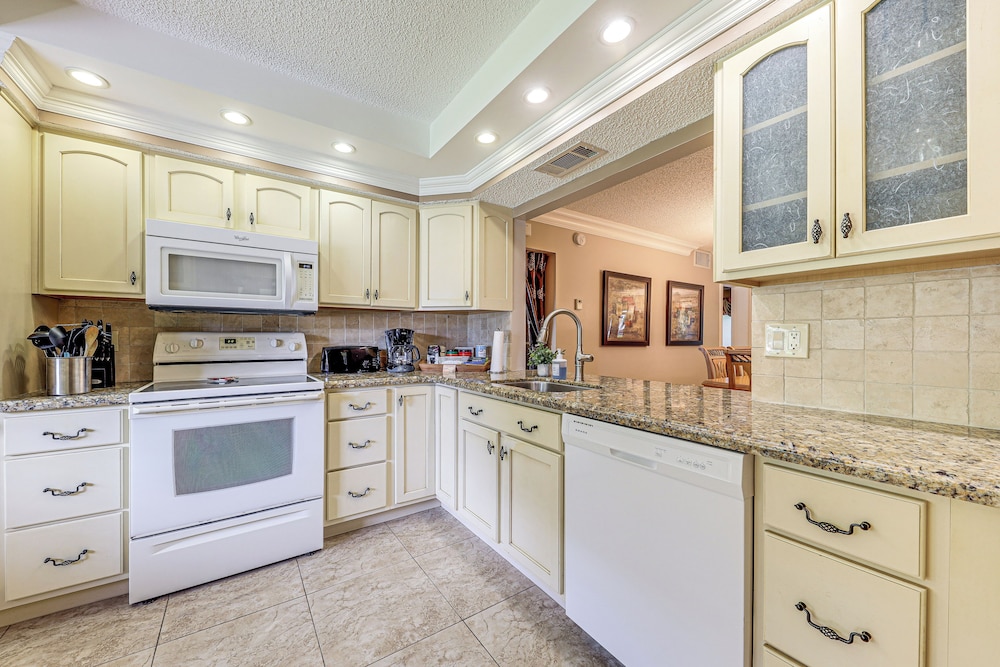 Apartment w/ Patio & Pool Access in Pompano Beach! view 4