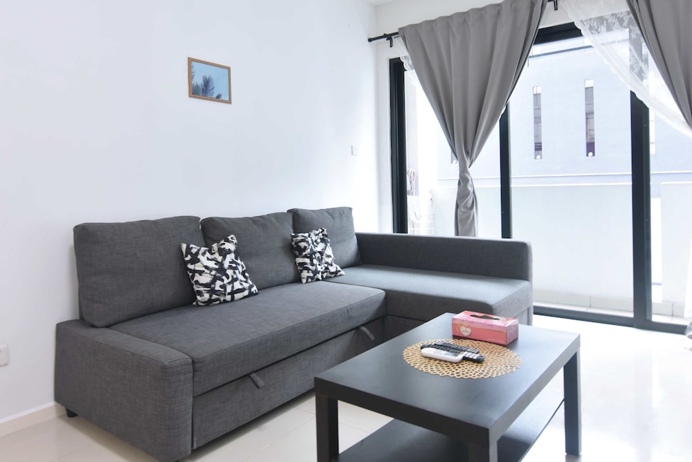 Chic Suasana JB Suite, Cozy Stay With Balcony