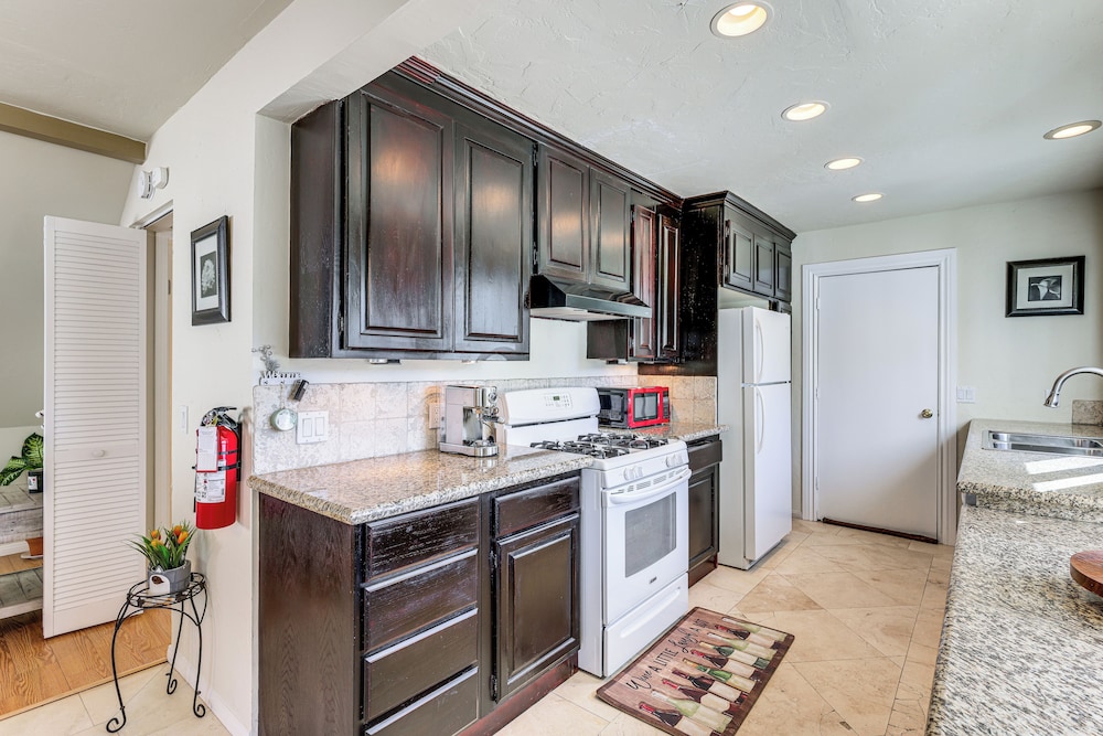 Home w/ 2 Decks - 2 Mi to Lake Gregory Dog Park!