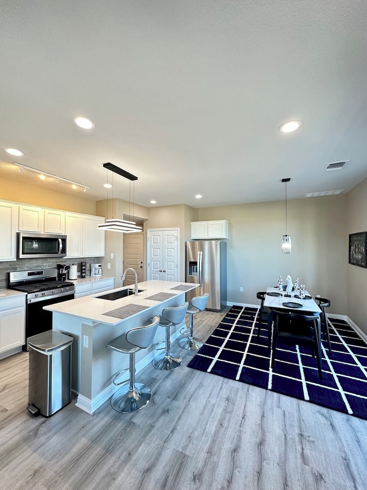Luxury 2S Condo Hot Tub Gym Pool Airport