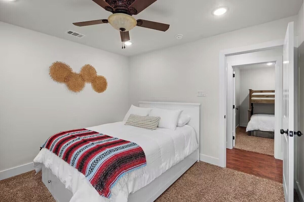 7 min to Stockyards- Cozy & Stylish Home